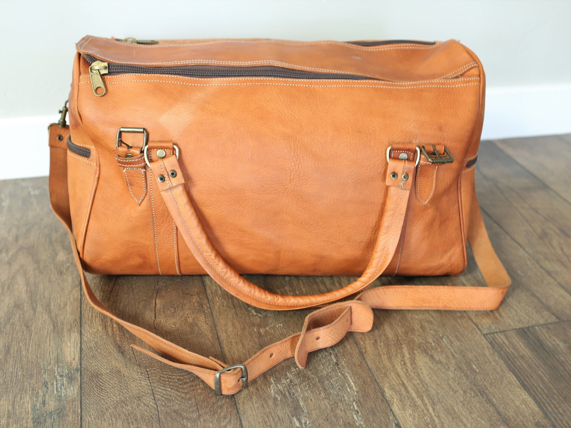 Handy leather duffle bag