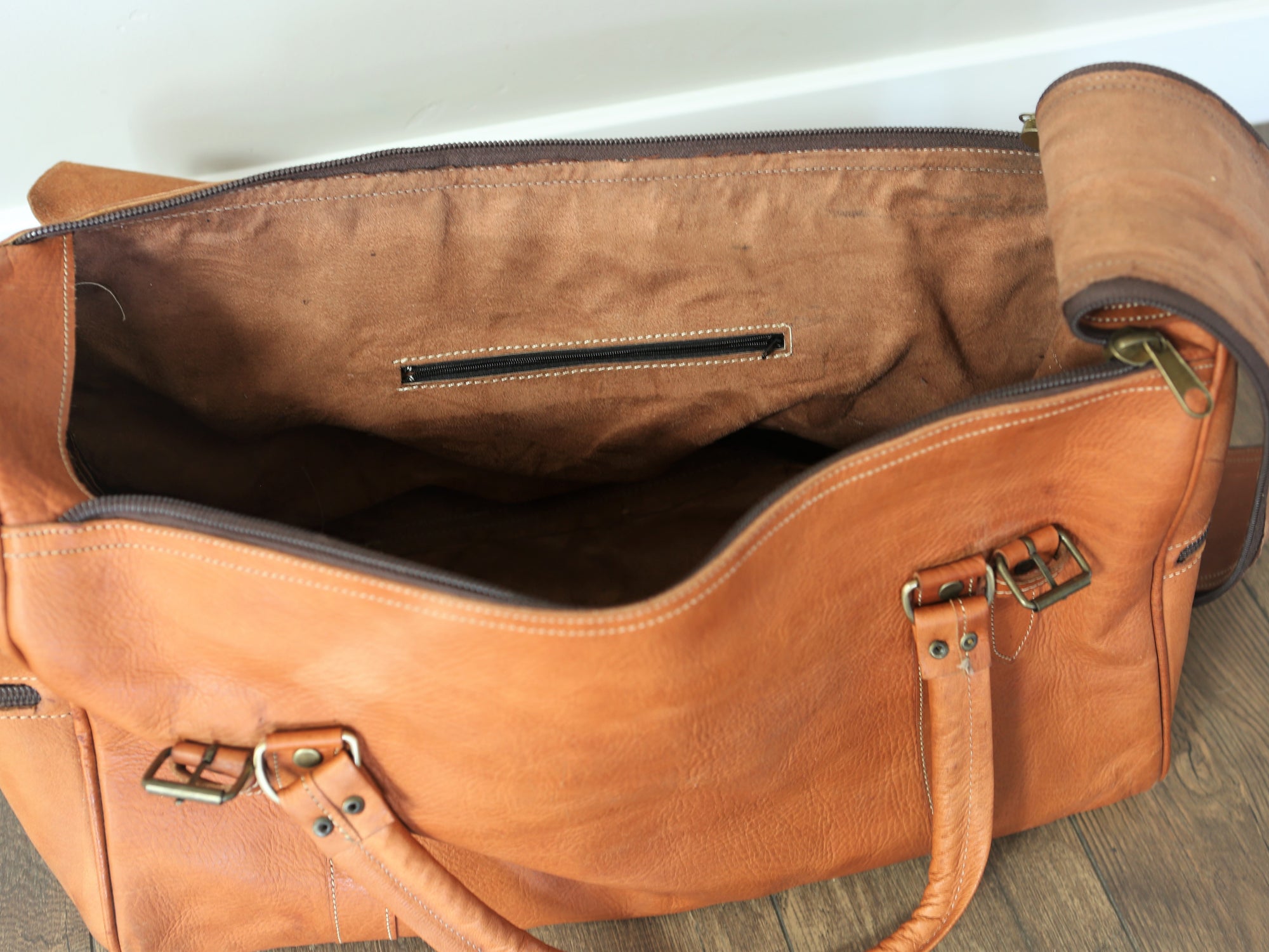 Handy leather duffle bag